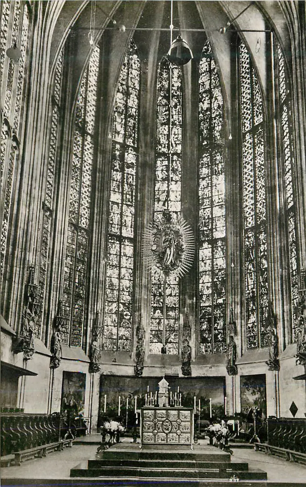 Interior da Igreja de Santa Maria — vista do altar e vitrais — editor não visível - Frente