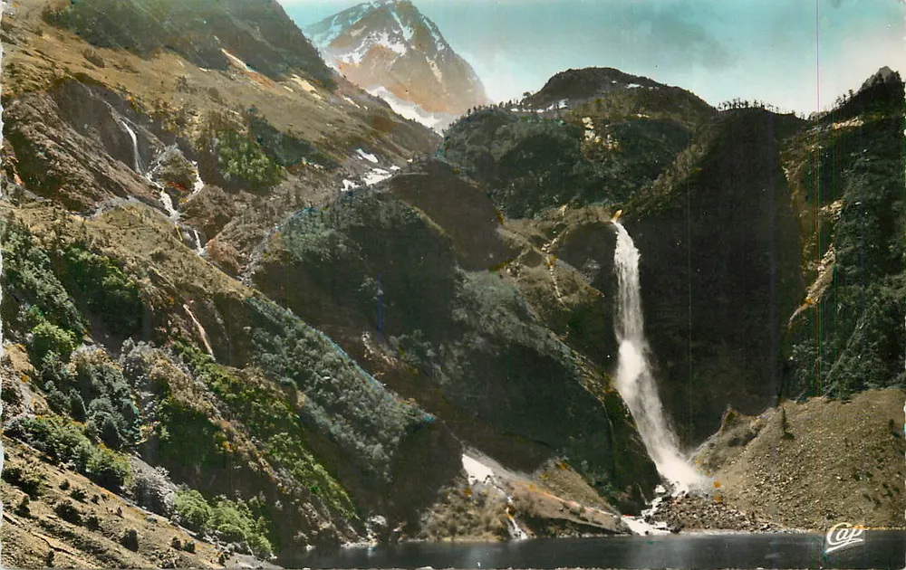 Cascata em queda nas montanhas — editor Cap - Frente