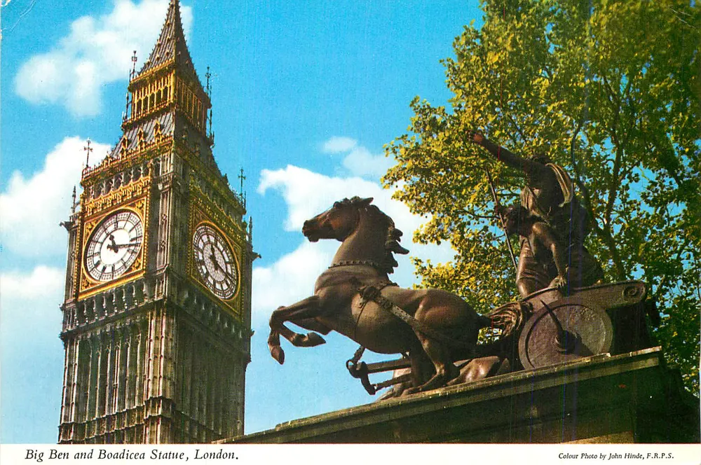 Big Ben e estátua de Boudicca, Londres — Fotografia colorida por John Hinde, F.R.P.S. - Frente