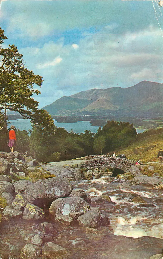 Vista do lago Ullswater — montanhas e ponte de pedra — editor não visível - Frente