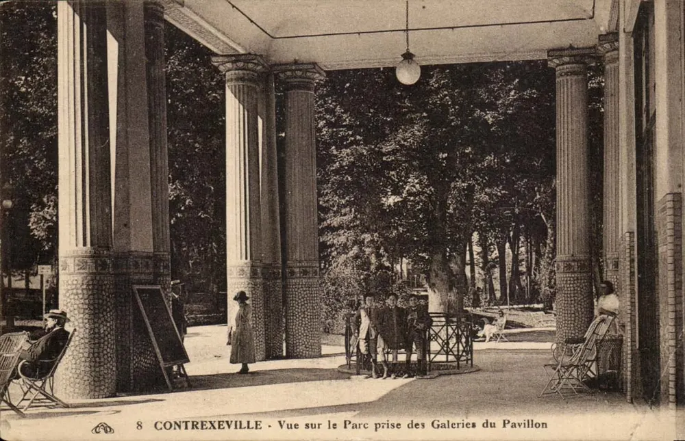 Contrexeville - Vue sur le Parc prise des Galeries du Pavillon - Recto
