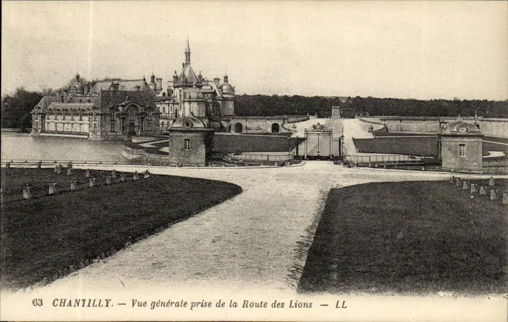Chantilly — Vue générale prise de la Route des Lions — LL - Recto