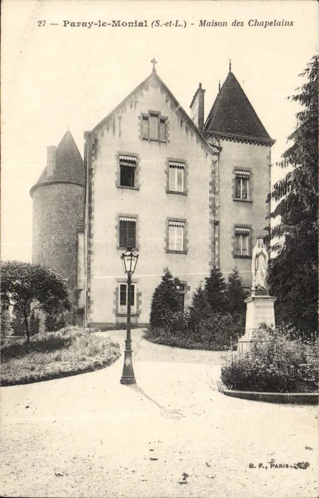 Paray-le-Monial (S.-et-L.) - Casa dos Capelãos - Frente