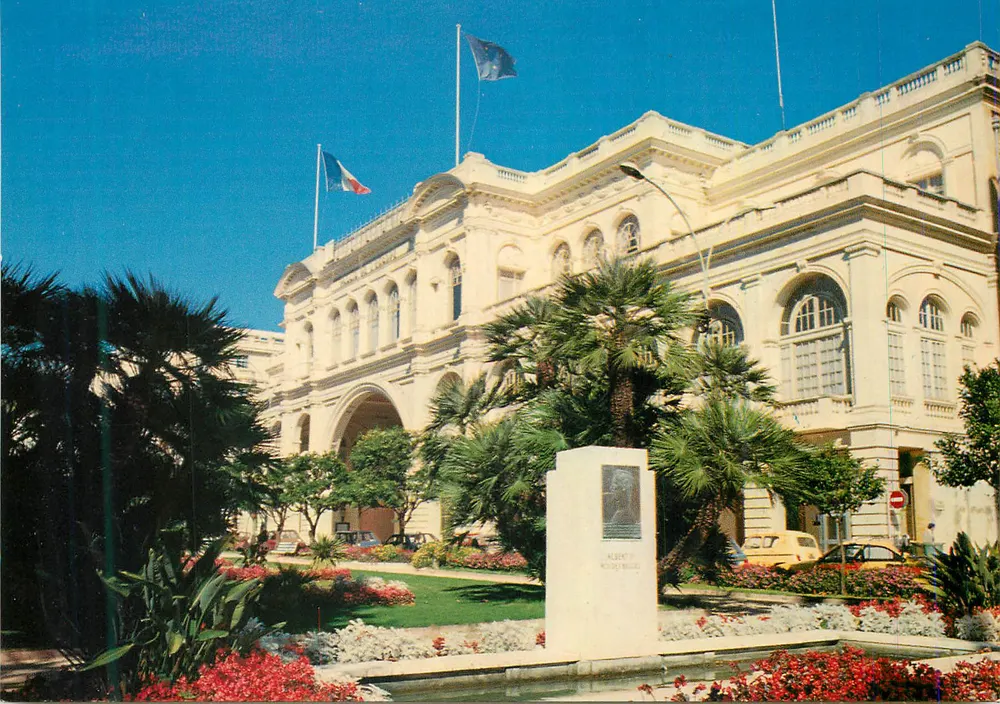 Hôtel de Ville de Monaco — vue de l'édifice avec monument à Albert Ier — éditeur non visible - Recto