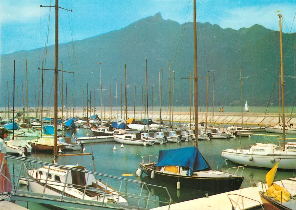 Porto de recreio — vista das montanhas — editor não visível - Frente