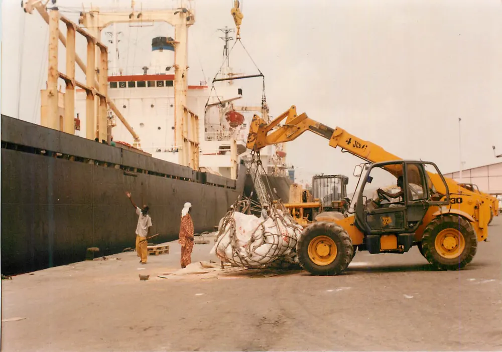 Port de chargement — cargaison en cours de déchargement — JCB 30 - Recto