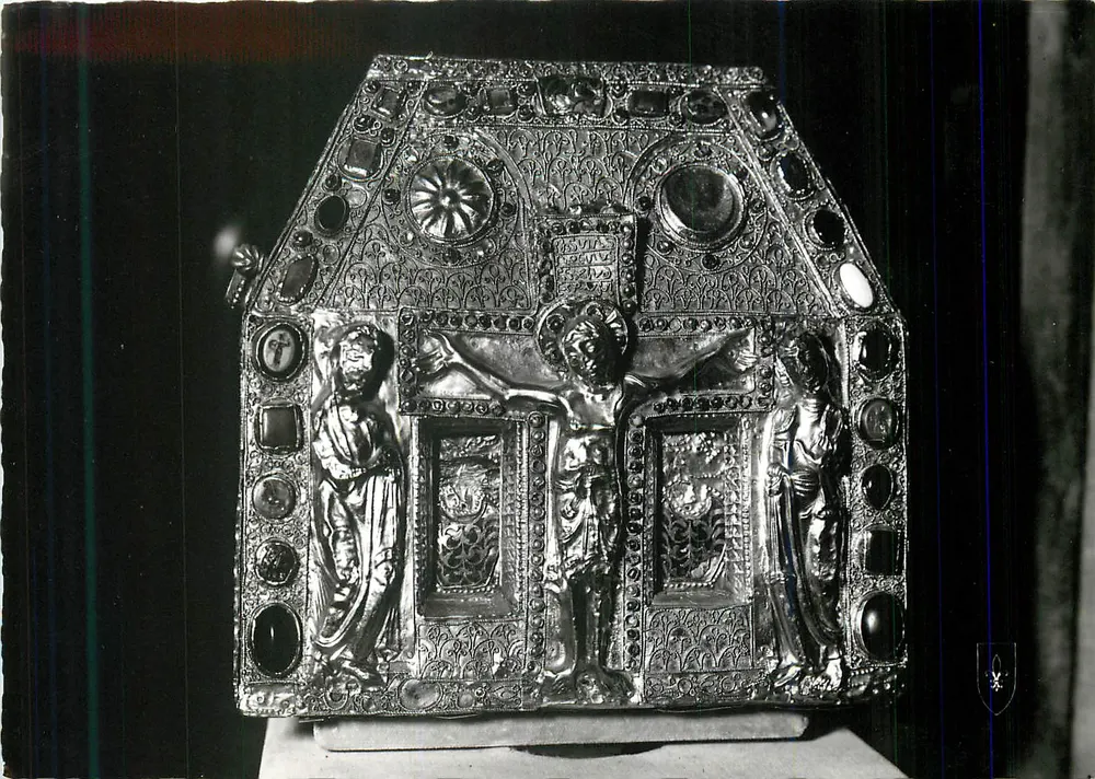 Cofre de ouro e prata decorado — representação do Cristo na cruz — editor desconhecido, número de série não visível - Frente