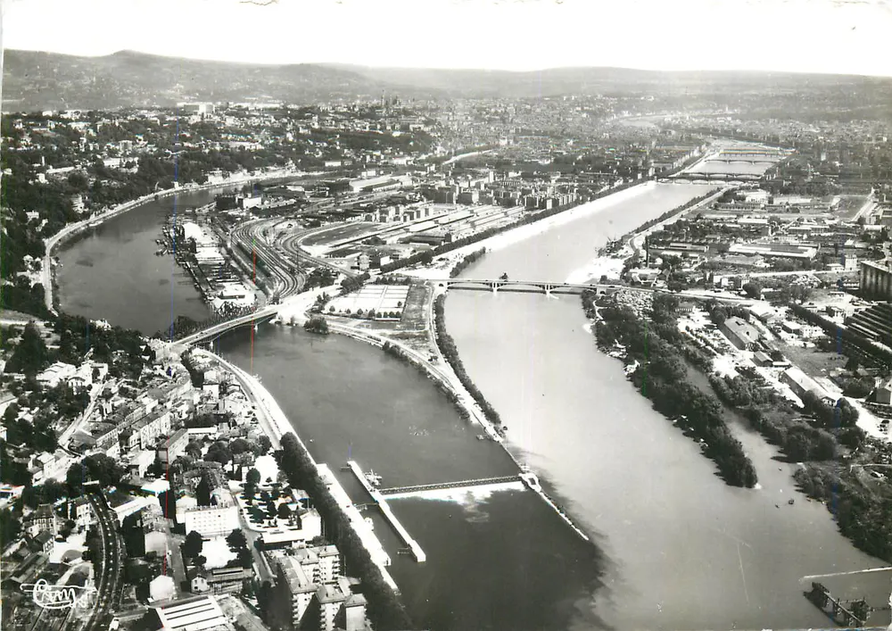 Vista aérea da confluência do rio Loire e do rio Saône — Paris, editor Paris, número de série ilegível - Frente