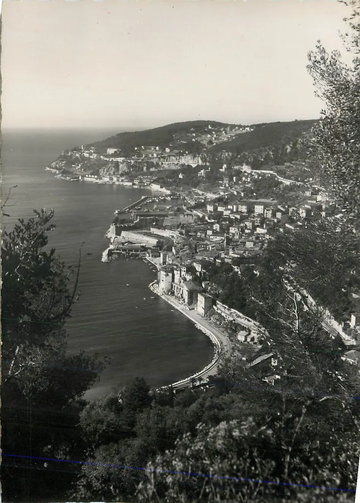 Vista della costa italiana — città costiera a scalini — senza editore né numero visibile - Recto