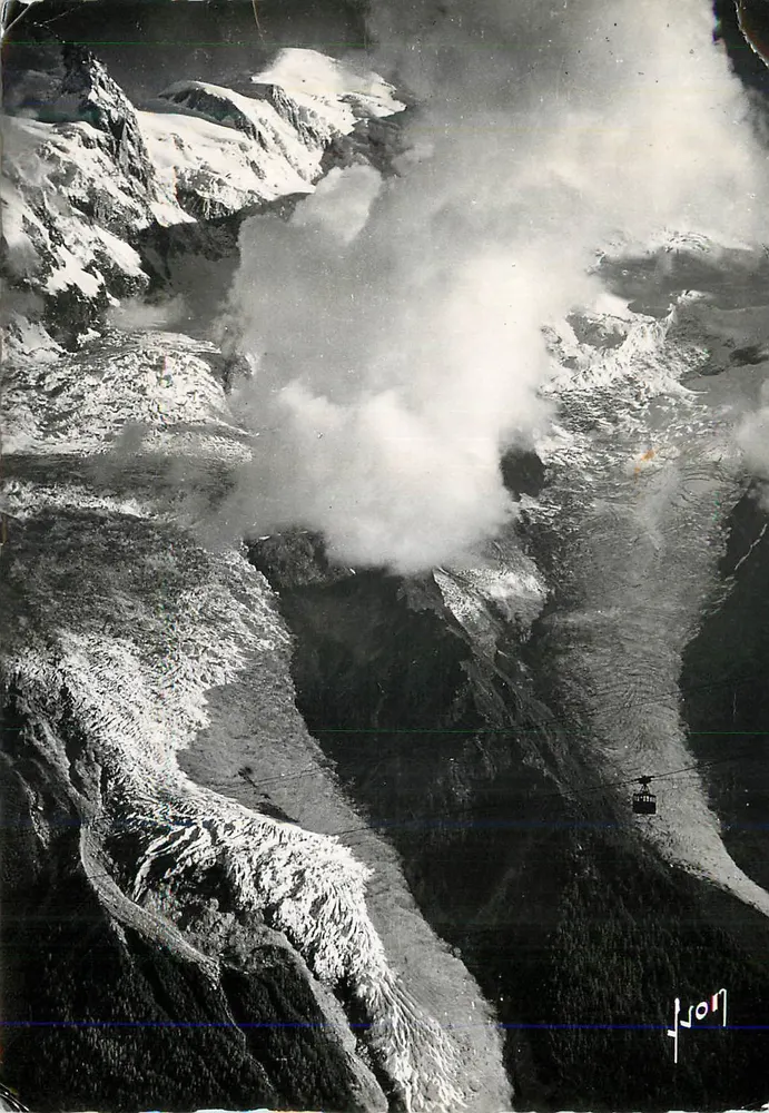 Luftbild von schneebedeckten Bergen — Seilbahn und Wolken — Lyon - Vorderseite