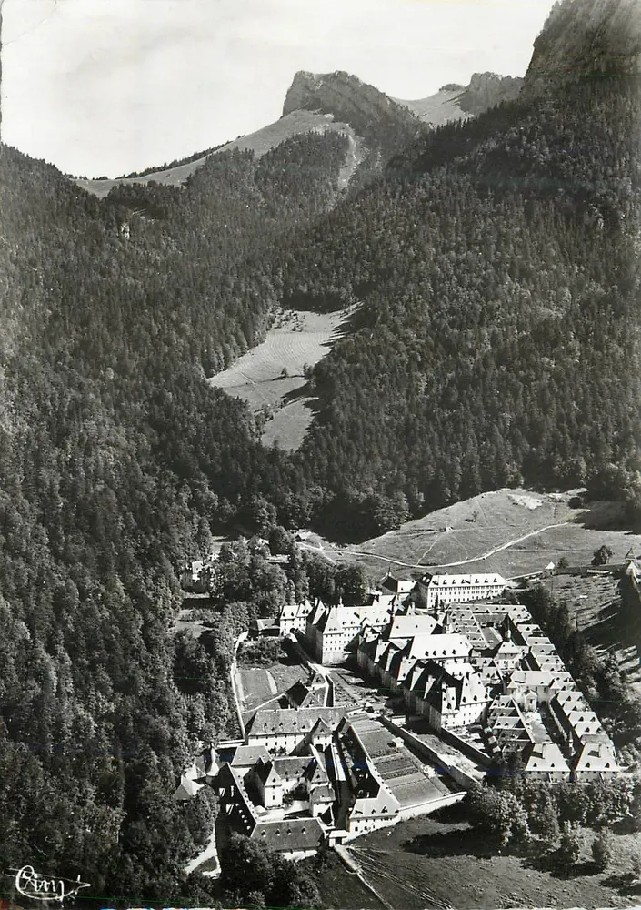 Villaggio in valle — vista aerea — Ciry - Recto