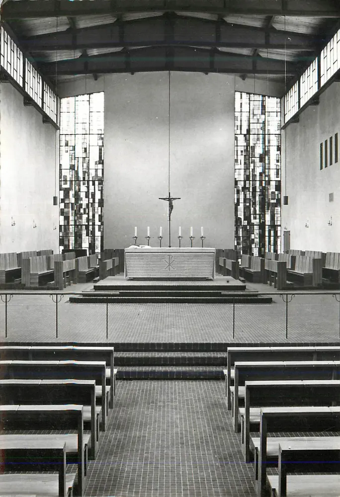 Innenraum einer modernen Kirche — Blick auf den Altar und die Glasfenster — unbekannter Verlag - Vorderseite
