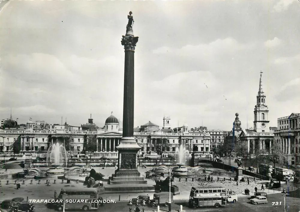 Trafalgar Square, Londres — coluna napoleônica e fontes — editor desconhecido, n° de série 731 - Frente