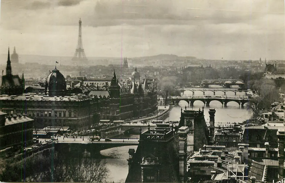 Vista de Paris — Torre Eiffel e pontes sobre a Sena — editor não identificável - Frente