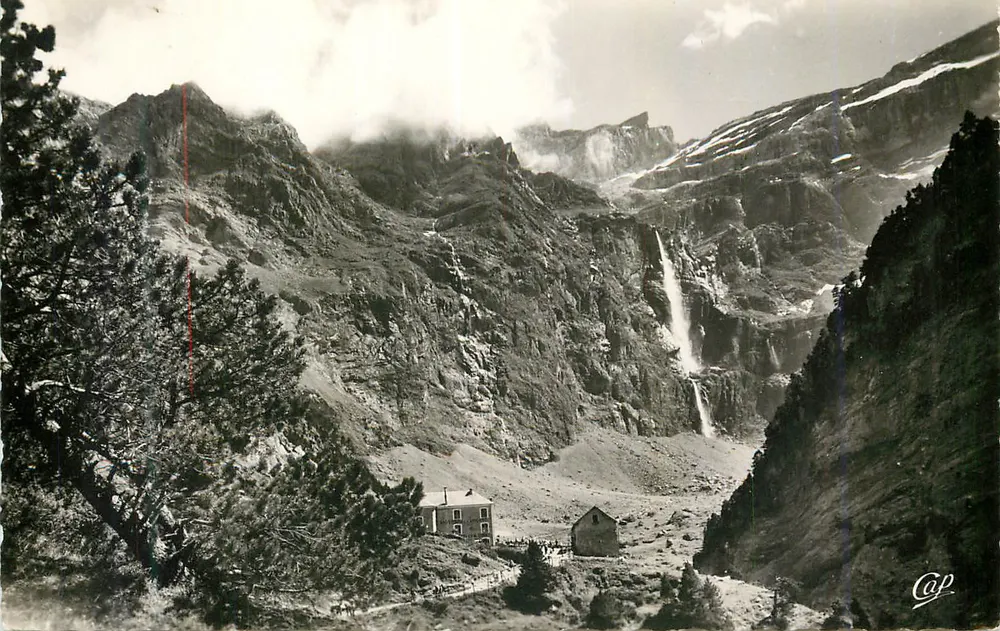 Cascade et chalet dans les Pyrénées — éditeur Cap - Recto