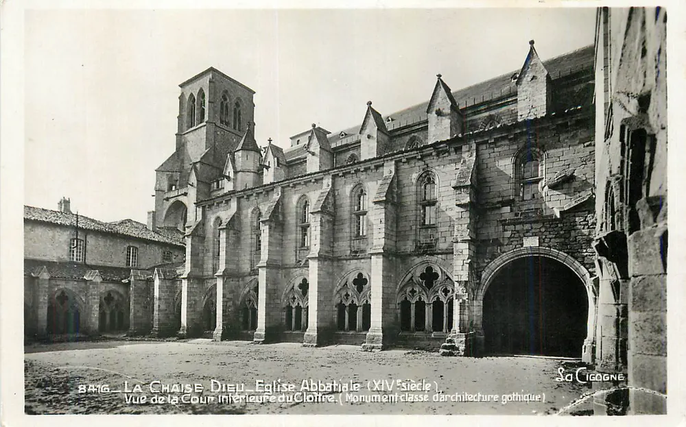 La Chaise-Dieu — Vue de la Cour intérieure du Cloître (Église Abbatiale, XIVe siècle) - Recto
