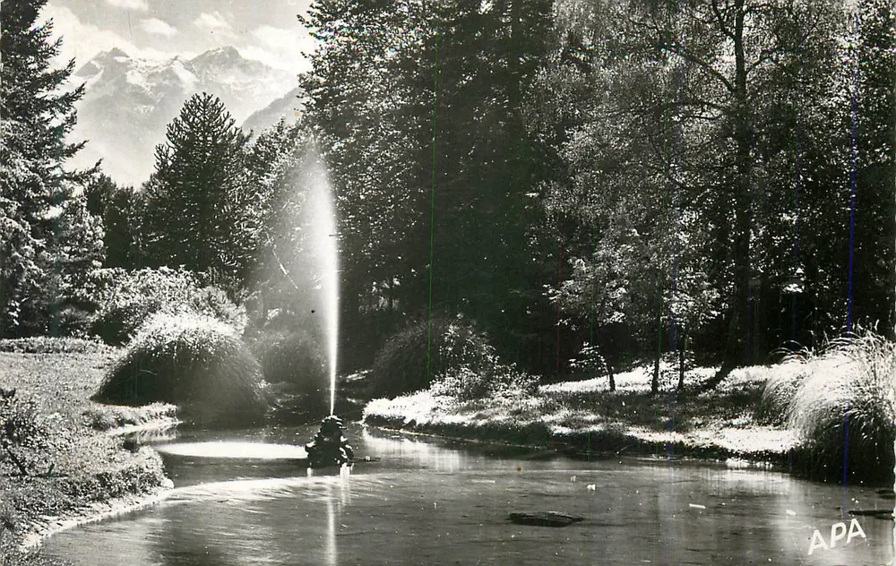 Fontaine dans un parc — montagnes en arrière-plan — éditeur APA - Recto