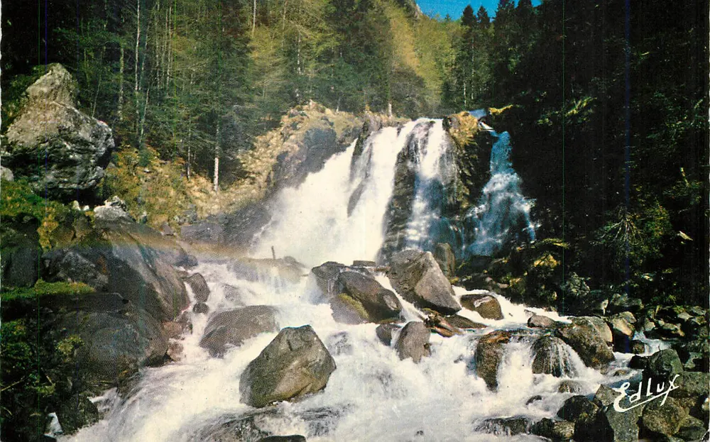 Cachoeira nas montanhas — Editor Edlux - Frente
