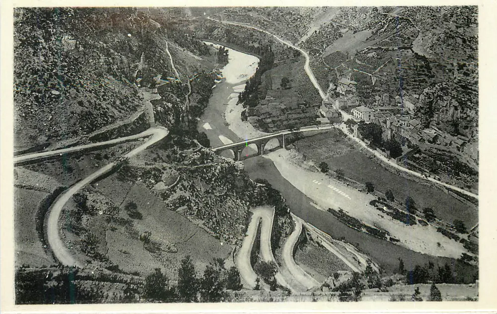 Brücke über den Fluss in Sainte-Croix-du-Verdon — Luftbild — unbekannter Verleger - Vorderseite