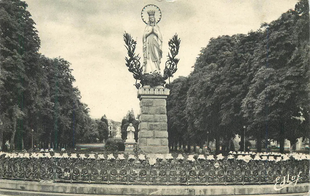 Estátua da Virgem Maria — parque arborizado — editor E. J. Lof - Frente
