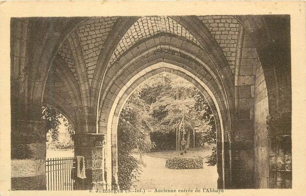 Jumièges (S.-Inf.) — Ancienne entrée de l'Abbaye — Éditeur : Éd. J. Bébé, Jumièges - Recto