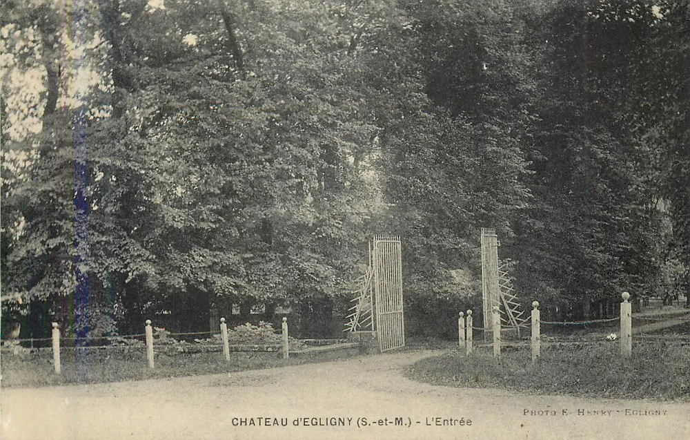 Castelo de Egligny (S.-et-M.) — A Entrada — Foto E. Henry - Egligny - Frente