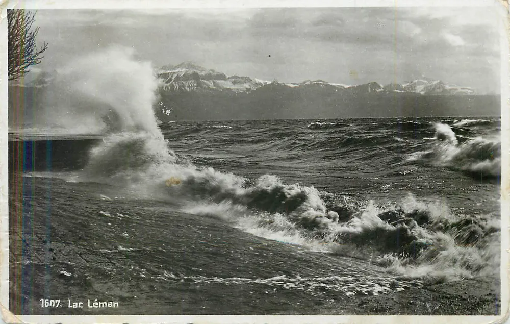 Lago Léman — ondas agitadas diante de montanhas nevadas — série 1607 - Frente