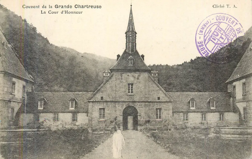 Convento da Grande Chartreuse — A Cour d'Honneur — Cliché T. A. - Frente