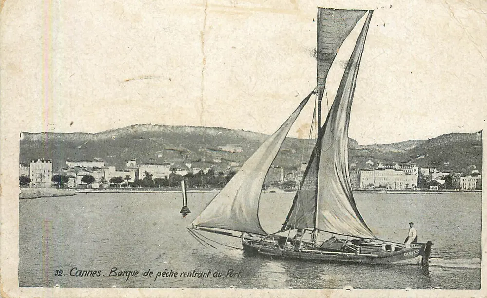Cannes — Barque de pêche rentrant au Port — éditeur impr. sur la carte, n° 32 - Recto