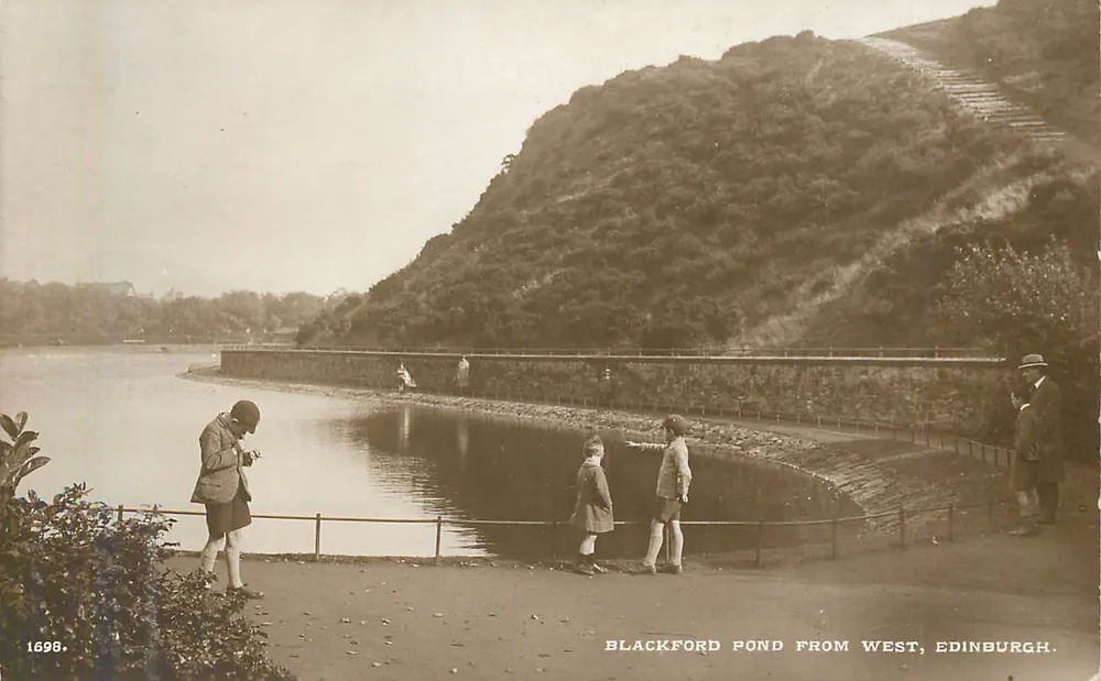 Blackford Pond from West, Edinburgh — Ansicht des Sees mit Promenade und bewaldetem Hügel - Vorderseite