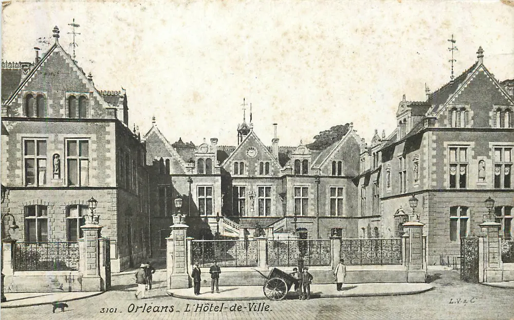 Orléans - O Hôtel-de-Ville — vista da cour com portal e edifícios - Frente