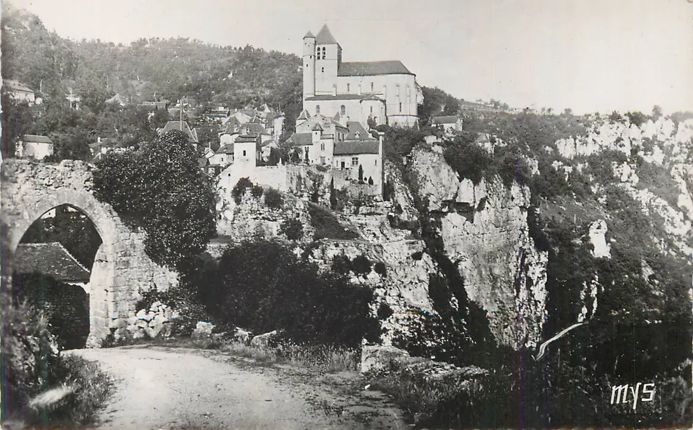 Ville-sur-Vère — vista do vilarejo e da igreja erguida sobre um promontório rochoso — editor MYS - Frente