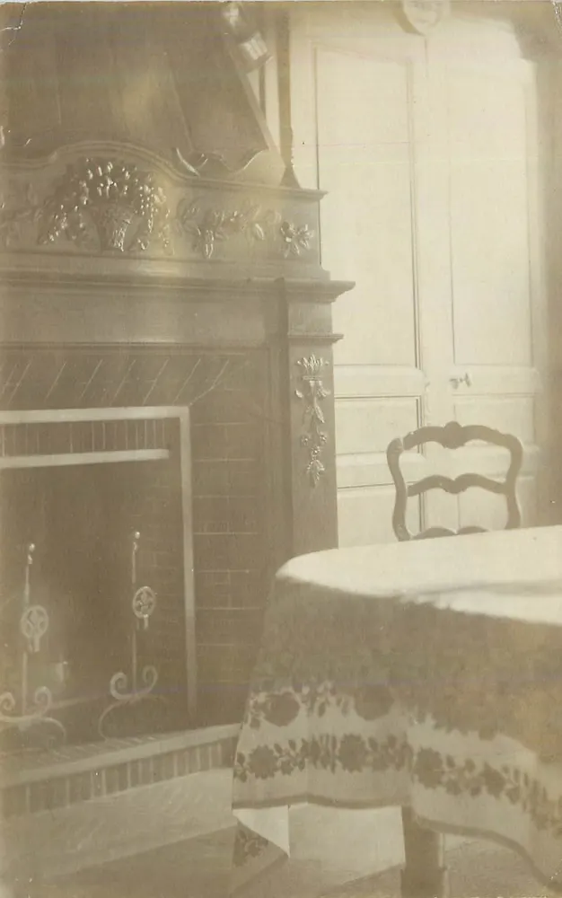 Intérieur de pièce — cheminée ornée et table dressée — éditeur non identifié - Front