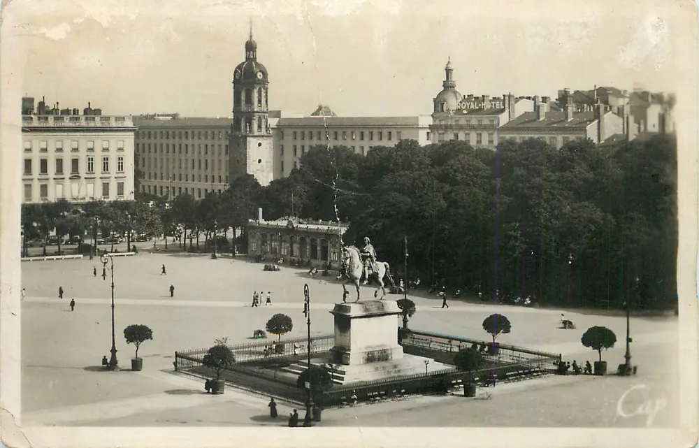 Place de la République — statue équestre — Cap - Recto