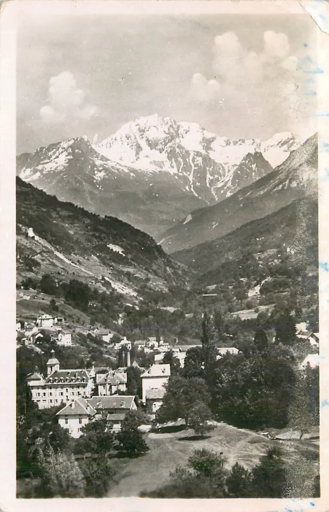 Dorf in der Schlucht — Schneebedeckte Berge im Hintergrund — Unbekannter Verlag - Vorderseite