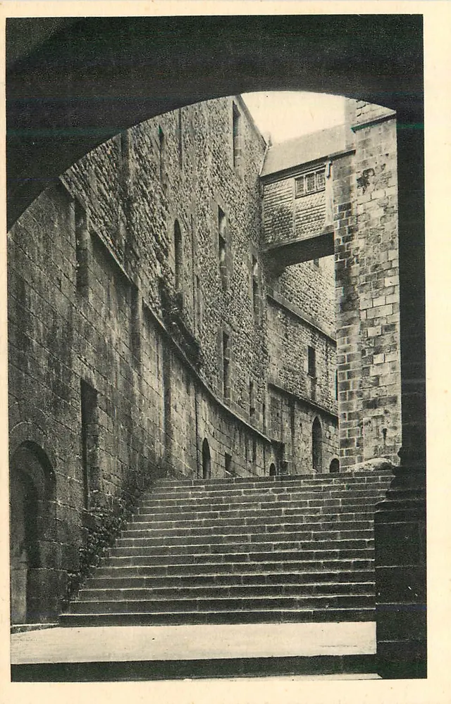 Treppe des Schlosses Montségur — Ansicht unter einem Bogen — Verlag nicht sichtbar - Vorderseite
