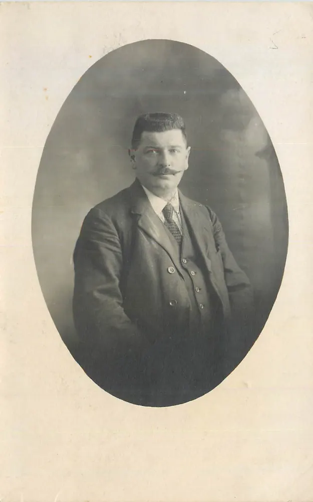 Retrato de homem com bigode — editor desconhecido, número de série não legível - Frente