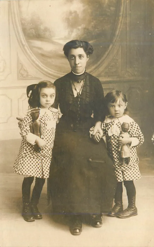 Frau mit zwei Kindern — Fotostudio — datiert um 1900 - Vorderseite