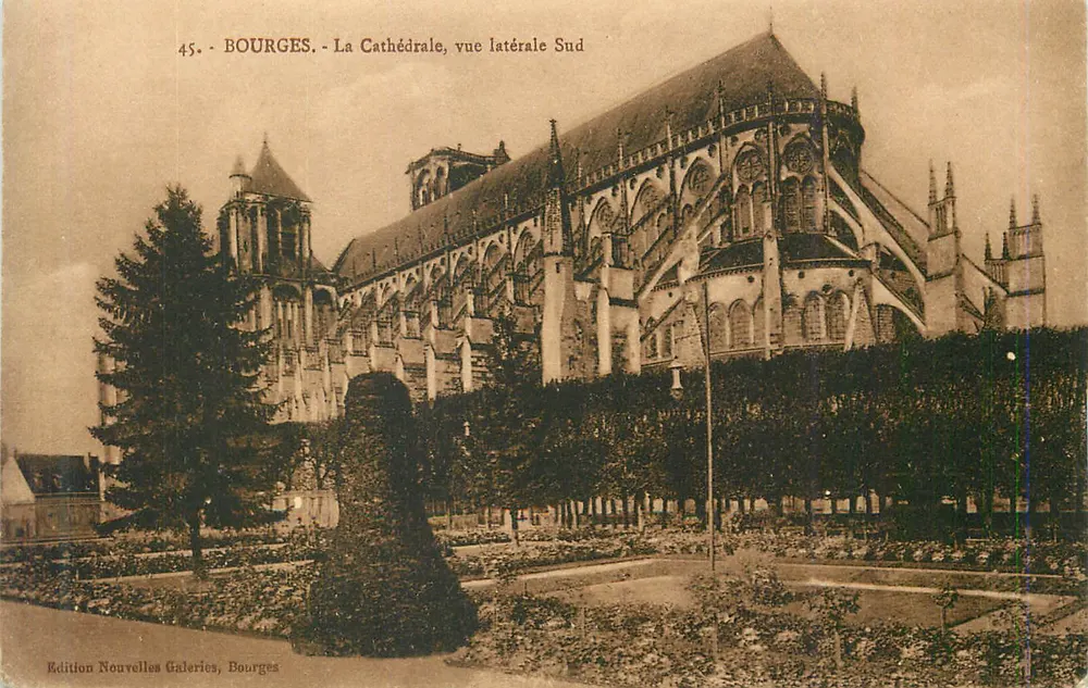 Bourges — A Catedral, vista lateral sul — Edição Nouvelles Galeries, Bourges, n°45 - Frente