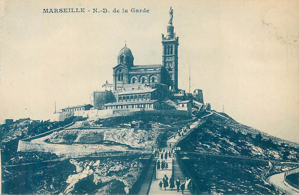 Marselha - N.-D. de la Garde — vista da basílica e da estátua no monte - Frente