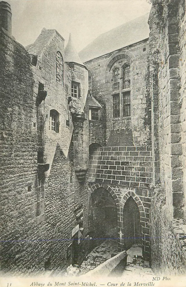 Abtei Mont-Saint-Michel — Cour de la Merveille — ND Photo - Vorderseite