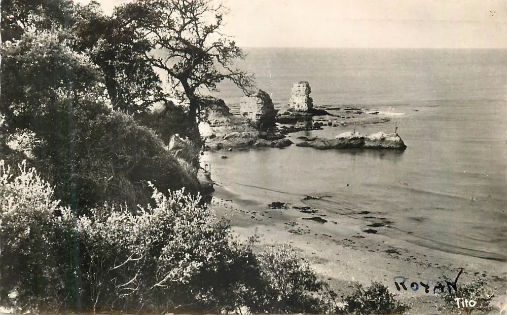 Roçan — Aussicht der Küste mit Klippen und Felsen — Tito - Vorderseite
