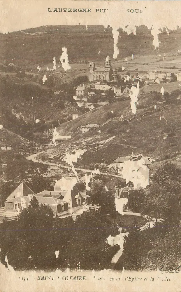 Saint-Nectaire — Vista sobre la iglesia y la valle — L'Auvergne Pit' Soule - Anverso