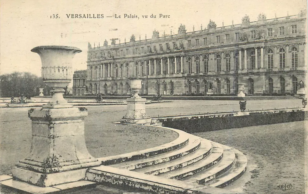 Versailles — O Palácio, visto do Jardim — Editor G. D. n°135 - Frente