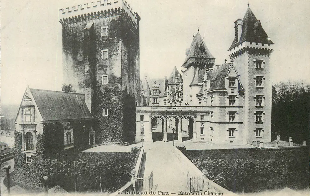 Castelo de Pau — Entrada do Castelo — 5. Castelo de Pau — Entrada do Castelo - Frente
