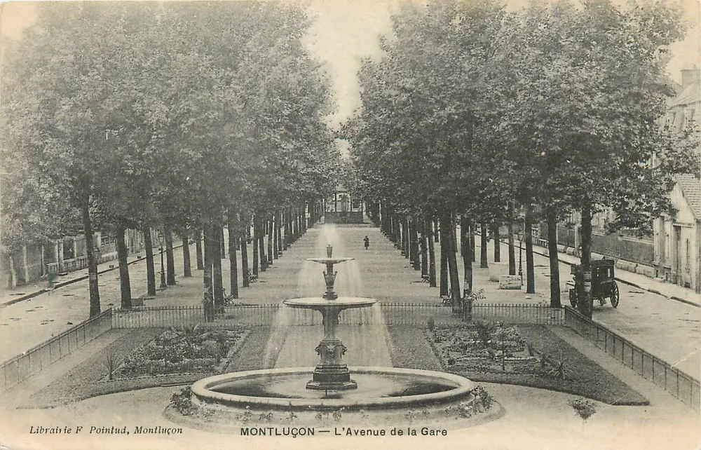 Montluçon — Die Avenue de la Gare — Zentrale Fontäne — Buchhandlung F. Pointud, Montluçon - Vorderseite