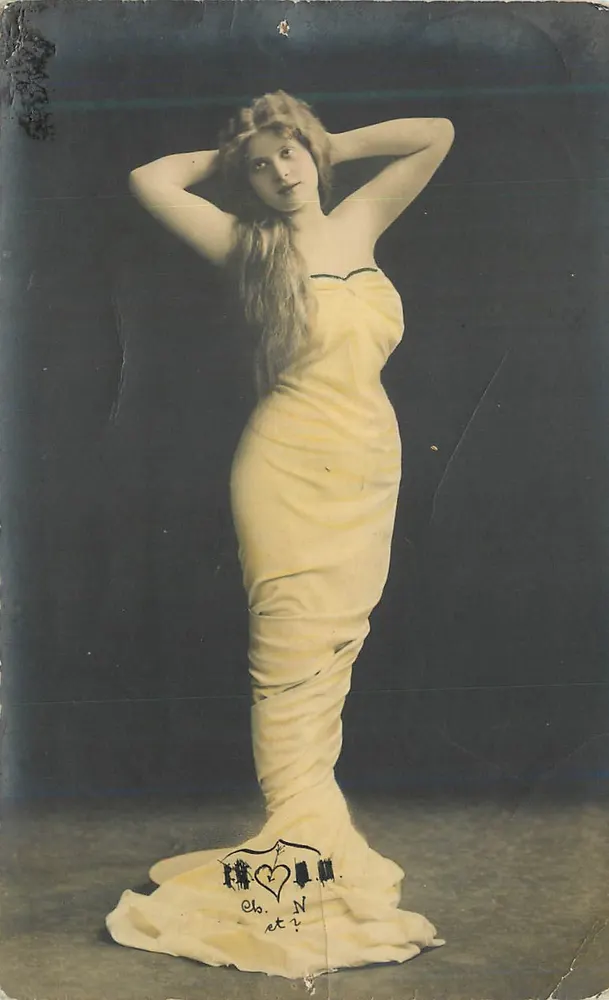 Mulher em vestido amarelo — pose elegante — fotógrafo desconhecido - Frente