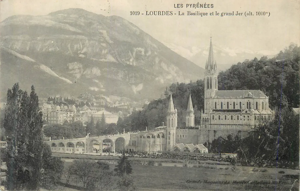 Lourdes — La Basilique et le grand Jérôme (alt. 1000m) — Grands Magasins du Monde Catholique, n° 1019 - Recto