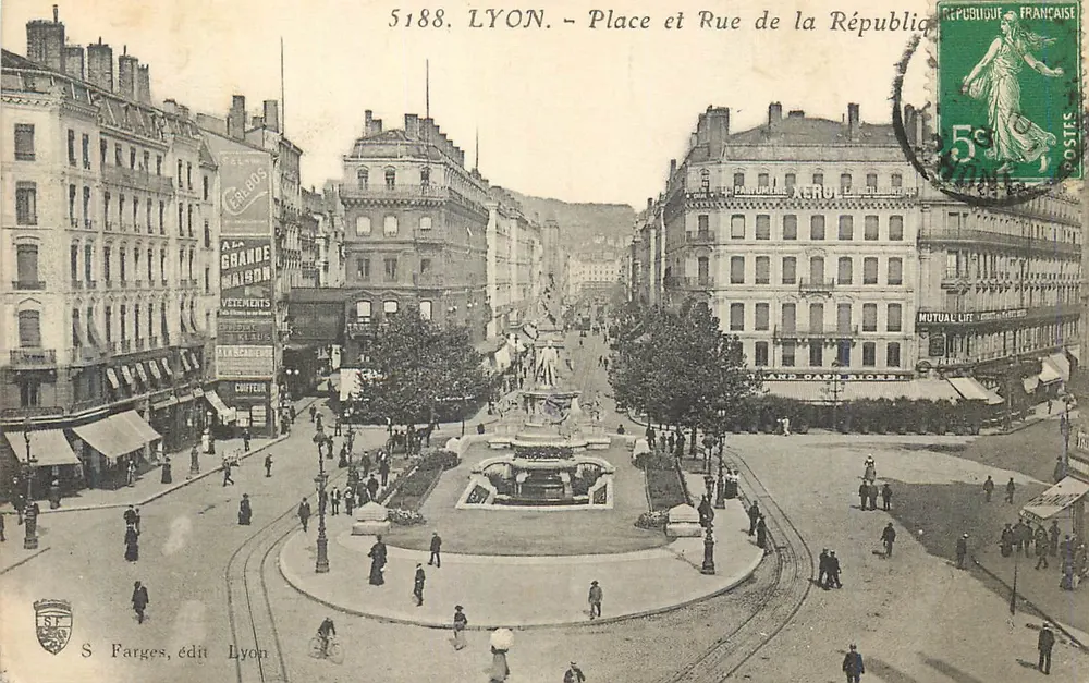 LYON. - Praça e Rua da República — S Farges, editor Lyon, n° 5188 - Frente
