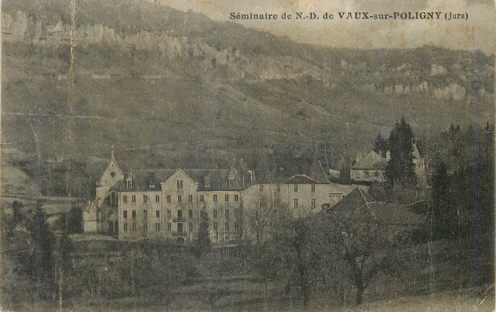 Séminaire de N.-D. de Vaux-sur-Poligny (Jura) — Ansicht des Gebäudes und des bergigen Landschafts - Vorderseite